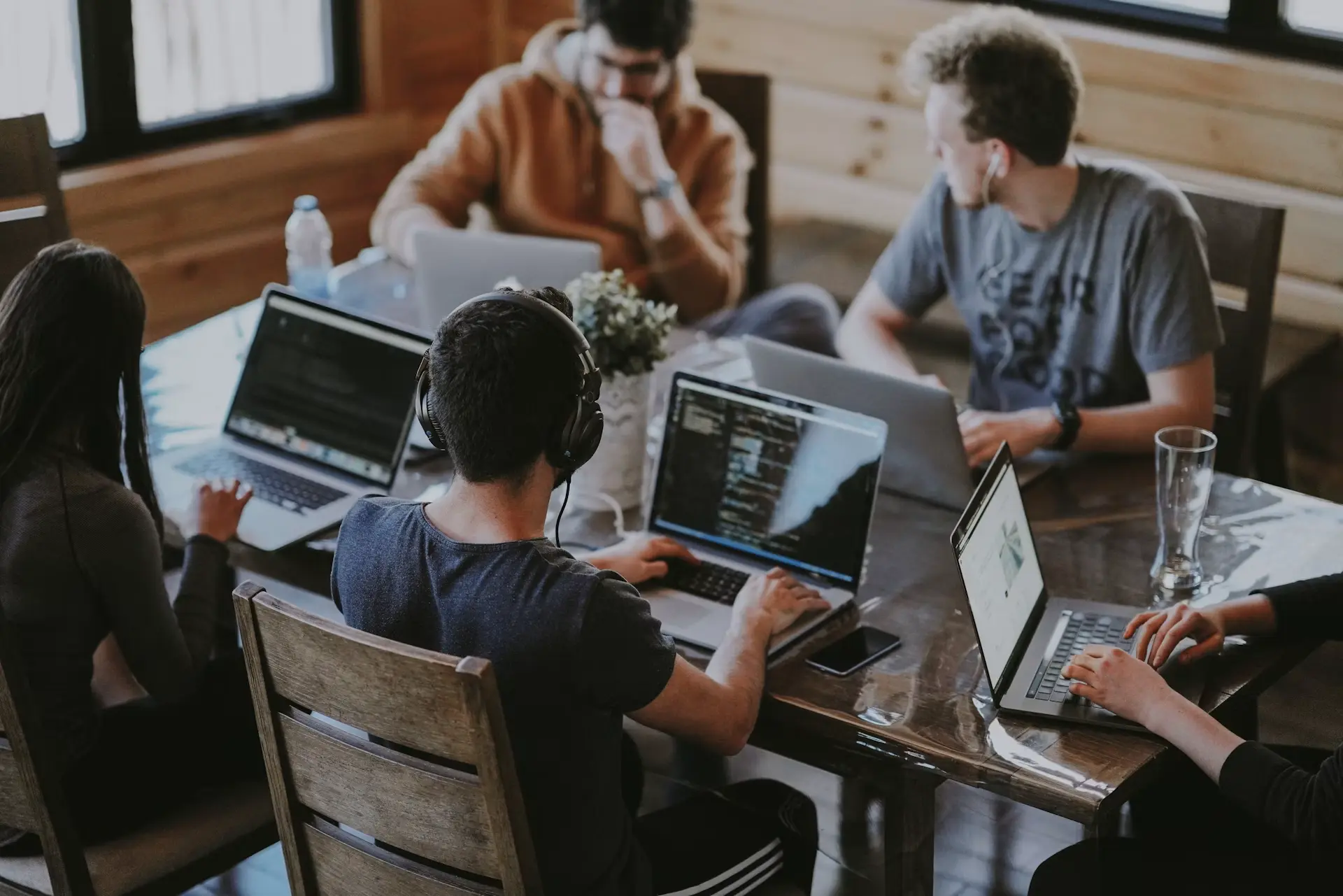 Equipe de Recursos Humanos da Auditop em atendimento de assessoria trabalhista